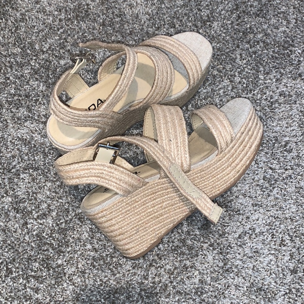 Soda Wedge Sandals, size 6